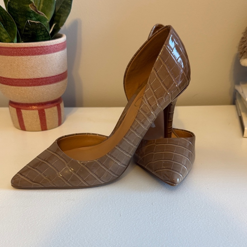 Jessica Simpson Brown Croc-Embossed Pumps